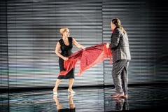 Die Tote Stadt - Nederlandse Reisopera  Persfoto’s Marco Borggreve TEAM EN CASTMuzikale leidingAntony HermusRegieJakob Peters-MesserDecorontwerpGuido PetzoldKostuumontwerpSven BindseilLichtontwerpGuido PetzoldPaulDaniel FrankMariettaIordanka DerilovaFrankMarian PopBrigittaRita KapfhammerJulietteIrma MiheličLucienneSamantha PriceVictorinEric StokloßaFritzModestas SedleviciusGraf AlbertNathan HallerGastonNicole van den BergOrkestNoord Nederlands OrkestKoorConsensus Vocalis